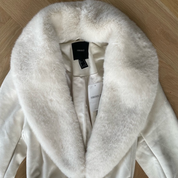 Elegant White Faux Fur Trimmed Coat - Picture 3 of 7